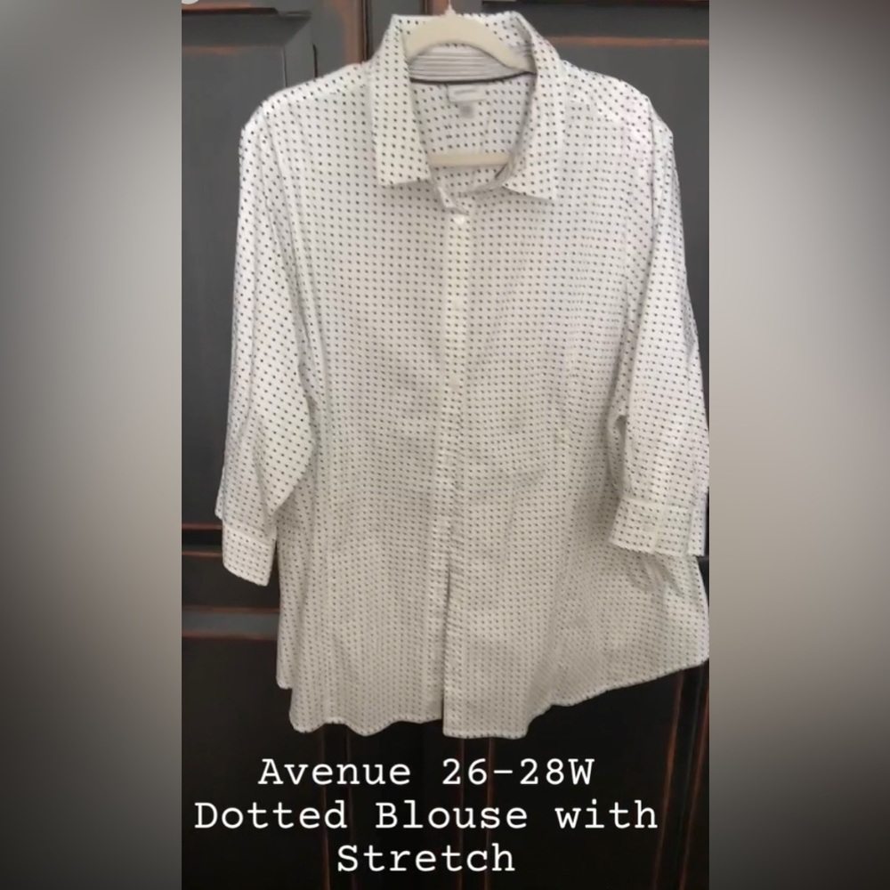 26/28 Avenue Dotted Print Button Up Blouse with 3/4 Sleeve and Shirttail Hem